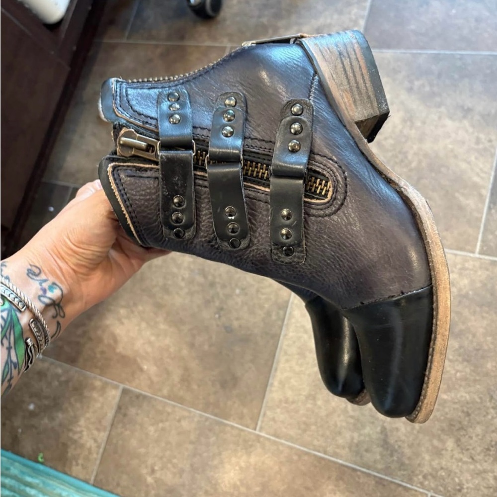 Freebird Grecko Black Leather Ankle Booties - Picture 2 of 3